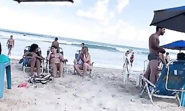Novinha Loira e Sua Amiga Gordinha no Biquíni