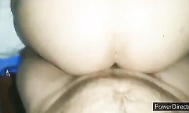 Latina Milf se folla sola por el culo hasta el orgasmo