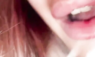 Nella: Pecorina in Bagno con Sbucciata nella Fica Stretta