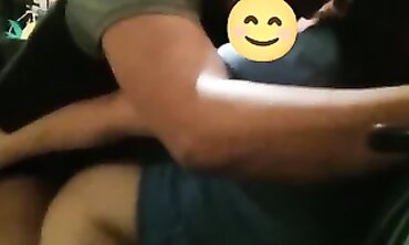 Casada Urgida: Cogiendo por Detrás en el Sofá Cama