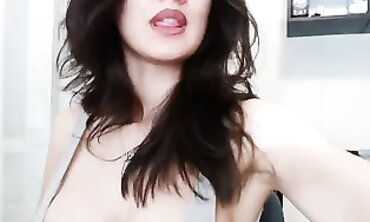 Honey Plays With Her Vibrator On Webcam
