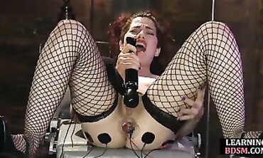 Electroplay domina shocks les gimp during lesson