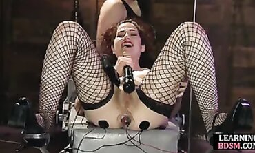 Electroplay domina shocks les gimp during lesson