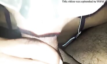 Me encanta mamarle la verga y trago un chorro de semen