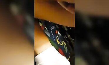 Une Beefstick en Musique: Blowjob et Fingering Amateur