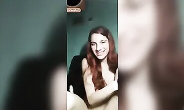 Ragazza Rossa Amatoriale Si Diverte Con Una Bottiglia
