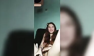 Ragazza Rossa Amatoriale Si Diverte Con Una Bottiglia