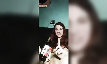 Ragazza Rossa Amatoriale Si Diverte Con Una Bottiglia