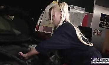 Die Blondine des Automechanikers und der Bastard des Chefs