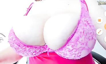 Macromastia jiggle boobed