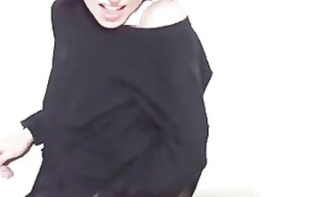 Italian Babe Face Pisses in Tights