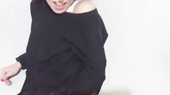Italian Babe Face Pisses in Tights