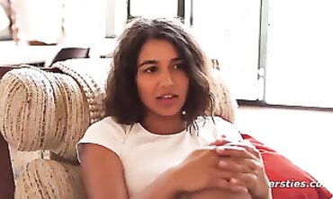 Bombshell Masturbates With Her Thick Bush