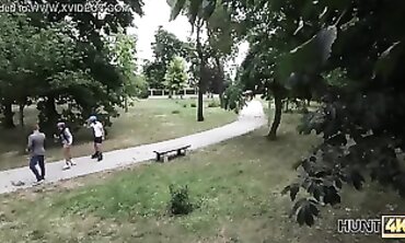 Patinadora Preciosa Necesita Dinero y Está Lista para Follar