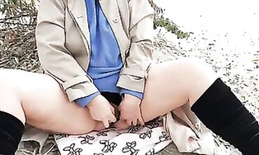 Juicy MILF Mom Pulverizes Herself with a Banana