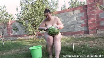 Plumper MILF Candy Takes Her Candy in the Garden