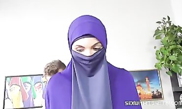 Sizzling Arab Beauty in a Niqab Gets Raunchy