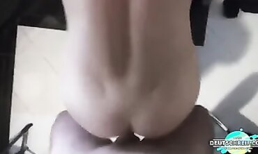 POV: Die MILF von nebenan lässt ihn in sie kommen