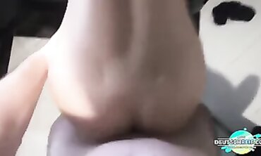 POV: Die MILF von nebenan lässt ihn in sie kommen