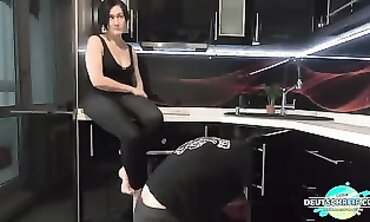 POV: Die MILF von nebenan lässt ihn in sie kommen