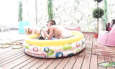 Verano en la Piscina: Dominación y Sumisión Latina
