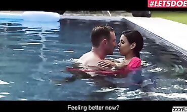 Canela Flesh Shows Off Her Huge Colombian Ass in Public