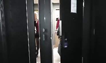 Vom Gastank zur Cell: Reifer Blowjob mit Strümpfen