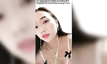熟女厕所自慰：跳蛋与手指双重刺激
