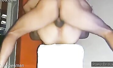 Orgasmo Anal en el Sillón Tantra: POV Latina Milf