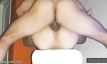 Orgasmo Anal en el Sillón Tantra: POV Latina Milf