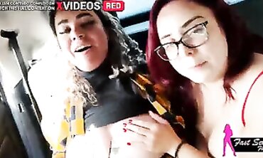 Putaria no Carro com Duas Locas Se Pegando em Publico