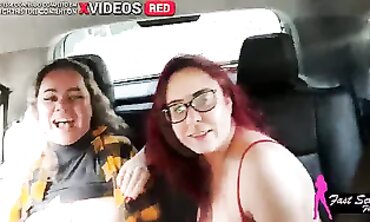 Putaria no Carro com Duas Locas Se Pegando em Publico
