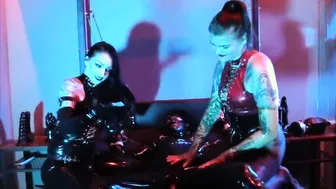 Threesome Fisting in Latex and High Heels