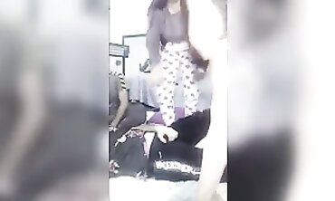 Türk Kızları Çıplakken Öpüşürken Erkekler İzliyor