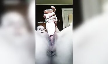Sp33dyqu33n Gives Momma a Deep Fisting Session