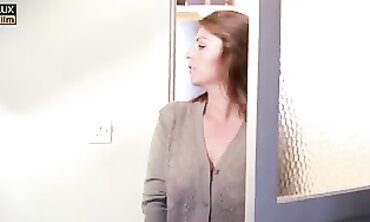 Halese Soğazı'nda Kadinlar Büyüdürken" or "Women in Halese Sozukan Gelenlerden" - This Turkish-language video features actor Halil Se