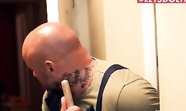 Horny Hostel's Darcie Lee Gives an Unforgettable Blowjob Experience