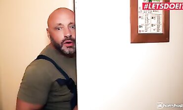 Horny Hostel's Darcie Lee Gives an Unforgettable Blowjob Experience