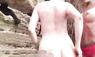 Hemmungslose Milf Mal wird im Dreiersex von Spanner benutzt