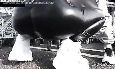 Blonde MILF Lara Cumkitten Fickt auf dem Parkplatz