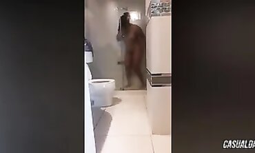 I Spotted My Stunning Auntie In The Bathroom And Told Her