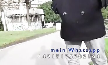 Blonde Deutsche Blondine wird auf der Strasse anal vergnügt