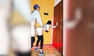 Pendejita Argentina Recibe Embestida Hardcore Contra la Pared