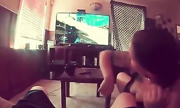 POV: Ich sauge und fick meinen Stiefbruder beim Spielen