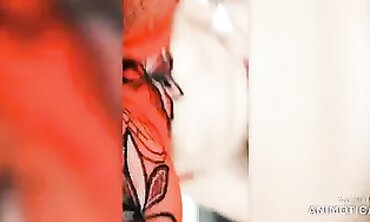 Marie se fait baiser par son beau-fils pendant que son mari dort