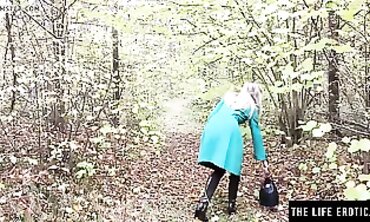 ExhibitioNista - Outdoor Peeing Fun with Hot Blonde Babe