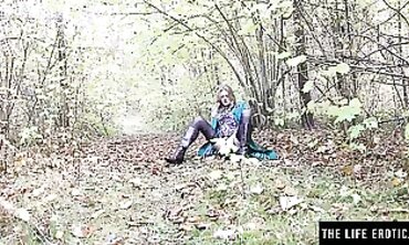ExhibitioNista - Outdoor Peeing Fun with Hot Blonde Babe