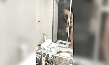 Latina Milf con Grandes Pechos en la Ducha
