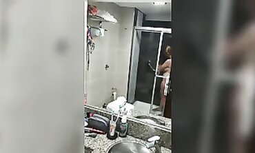 Latina Milf con Grandes Pechos en la Ducha