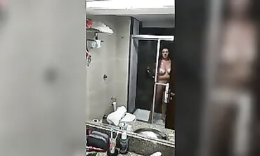 Latina Milf con Grandes Pechos en la Ducha